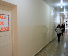 Planejamento, conscientização e identificação dos estudantes com a escola aliados a decisões coletivas. Essa tem sido a receita para a boa gestão do Colégio Estadual Tupy Pinheiro, em Guarapuava (região Central do Estado). O Colégio, construído em 1962, possui uma estrutura física impecável, com pintura nova, jardim bem cuidado, paredes e carteiras limpas e estudantes orgulhosos.