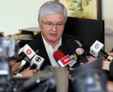 O chefe da Casa Civil Valdir Rossoni confirmou nesta terça-feira (04/10) que o Governo do Paraná vai pagar promoções e progressões para todos os servidores públicos estaduais a partir de janeiro de 2017. No total, será quitado R$ 1,4 bilhão em benefícios vencidos até dezembro de 2016 e a vencer no ano que vem. Ele também assegurou que os salários e o décimo terceiro do funcionalismo continuarão sendo pagos em dia.