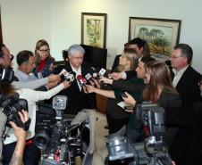 O chefe da Casa Civil Valdir Rossoni confirmou nesta terça-feira (04/10) que o Governo do Paraná vai pagar promoções e progressões para todos os servidores públicos estaduais a partir de janeiro de 2017. No total, será quitado R$ 1,4 bilhão em benefícios vencidos até dezembro de 2016 e a vencer no ano que vem. Ele também assegurou que os salários e o décimo terceiro do funcionalismo continuarão sendo pagos em dia.