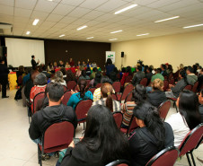 Professores indígenas que atuam nas 37 escolas guarani, xetá e caingangue da rede estadual de ensino iniciaram nesta terça-feira (4), em Curitiba, cursos de formação continuada para fortalecer as metodologias de ensino indígena no Estado. O encontro “A Educação Escolar Indígena: Diferenciada, Intelectual e Bilíngue”, vai até esta sexta-feira (7).