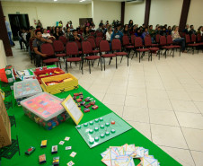 Professores indígenas que atuam nas 37 escolas guarani, xetá e caingangue da rede estadual de ensino iniciaram nesta terça-feira (4), em Curitiba, cursos de formação continuada para fortalecer as metodologias de ensino indígena no Estado. O encontro “A Educação Escolar Indígena: Diferenciada, Intelectual e Bilíngue”, vai até esta sexta-feira (7).