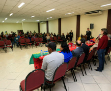 Professores indígenas que atuam nas 37 escolas guarani, xetá e caingangue da rede estadual de ensino iniciaram nesta terça-feira (4), em Curitiba, cursos de formação continuada para fortalecer as metodologias de ensino indígena no Estado. O encontro “A Educação Escolar Indígena: Diferenciada, Intelectual e Bilíngue”, vai até esta sexta-feira (7).