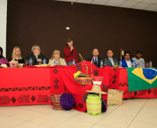 Professores indígenas que atuam nas 37 escolas guarani, xetá e caingangue da rede estadual de ensino iniciaram nesta terça-feira (4), em Curitiba, cursos de formação continuada para fortalecer as metodologias de ensino indígena no Estado. O encontro “A Educação Escolar Indígena: Diferenciada, Intelectual e Bilíngue”, vai até esta sexta-feira (7).