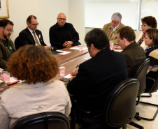 O chefe da Casa Civil, Valdir Rossoni, reafirmou nesta quinta-feira (06/10), durante reunião com a direção do sindicato dos professores, a disposição do Governo do Paraná para o diálogo com os servidores sobre questões que impactam a folha de pessoal do Estado