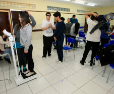 A Secretaria de Estado da Educação iniciou nesta semana a avaliação nutricional de 1,1 milhão de alunos da rede estadual de ensino. O levantamento é feito pelos professores de Educação Física, que verificam o peso e a altura (avaliação antropométrica) dos estudantes, além de monitorar casos de necessidades alimentares nutricionais diferenciadas, como diabetes, doença celíaca e intolerância à lactose.