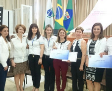 A Secretaria de Estado da Educação entregou nesta segunda-feira (10), em Assis Chateaubriand (Oeste do Estado), o Prêmio de Gestão às escolas que desenvolvem projetos pedagógicos inéditos e incentivam a participação da comunidade na administração financeira. A premiação faz parte do programa Minha Escola Tem Ação (Meta), que tem como objetivos reduzir os índices de evasão e elevar a qualidade do ensino por meio da gestão escolar participativa.