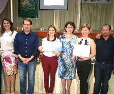 A Secretaria de Estado da Educação entregou nesta segunda-feira (10), em Assis Chateaubriand (Oeste do Estado), o Prêmio de Gestão às escolas que desenvolvem projetos pedagógicos inéditos e incentivam a participação da comunidade na administração financeira. A premiação faz parte do programa Minha Escola Tem Ação (Meta), que tem como objetivos reduzir os índices de evasão e elevar a qualidade do ensino por meio da gestão escolar participativa.