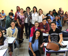Todos os dias os estudantes do Colégio Estadual Humberto de Castelo Branco, do município de Jesuítas (Oeste do Estado), possuem uma atividade diferente no contraturno escolar, período em que não estão em sala de aula. As aulas extras são desenvolvidas em parceria com instituições de ensino da região e comunidade, e atendem semanalmente cerca de 400 alunos em condição de vulnerabilidade social.