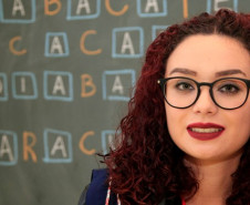 A professora Analine Maquea Cardeal, de 23 anos, assumiu a primeira turma aos 17 anos, em 2010, e aos 22 anos, assumiu a primeira turma como professora titular. A energia da juventude aliada à vontade de transformar a sociedade é o que motiva a corrida rotina da professora que dá aula em Curitiba e em Araucária, Região Metropolitana de Curitiba.
