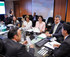 O governador Beto Richa e a secretária de Estado da Educação, professora Ana Seres, entregaram nesta terça-feira (18) ao ministro da Educação, Mendonça Filho, o relatório dos seminários que debateram com a comunidade escolar paranaense a proposta do governo federal de reforma do ensino médio