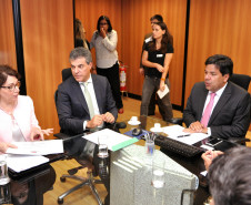O governador Beto Richa e a secretária de Estado da Educação, professora Ana Seres, entregaram nesta terça-feira (18) ao ministro da Educação, Mendonça Filho, o relatório dos seminários que debateram com a comunidade escolar paranaense a proposta do governo federal de reforma do ensino médio