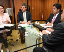 O governador Beto Richa e a secretária de Estado da Educação, professora Ana Seres, entregaram nesta terça-feira (18) ao ministro da Educação, Mendonça Filho, o relatório dos seminários que debateram com a comunidade escolar paranaense a proposta do governo federal de reforma do ensino médio