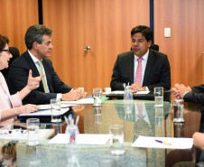 O governador Beto Richa e a secretária de Estado da Educação, professora Ana Seres, entregaram nesta terça-feira (18) ao ministro da Educação, Mendonça Filho, o relatório dos seminários que debateram com a comunidade escolar paranaense a proposta do governo federal de reforma do ensino médio