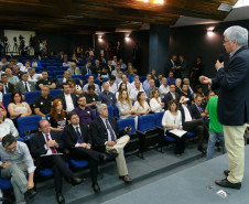 O secretário da Fazenda Mauro Ricardo também apresentou um levantamento feito em todo o País para verificar quais Estados estão concedendo reajustes e quem pagará em dia o 13º salário