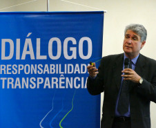O secretário da Fazenda Mauro Ricardo também apresentou um levantamento feito em todo o País para verificar quais Estados estão concedendo reajustes e quem pagará em dia o 13º salário