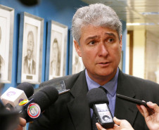 O secretário da Fazenda Mauro Ricardo também apresentou um levantamento feito em todo o País para verificar quais Estados estão concedendo reajustes e quem pagará em dia o 13º salário