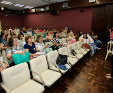 Cerca de 60 profissionais que atuam com a educação especial e equipes de ensino da Secretaria de Estado da Educação e dos Núcleos Regionais de Educação estão reunidos nesta semana, em Curitiba, para debater e avaliar a oferta da educação na modalidade especial no Estado. O curso “Avanços, avaliação e desafios da educação especial no Paraná”, termina na sexta-feira (21).