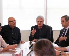 O Governo do Estado entregou nesta quinta-feira (20) uma proposta aos sindicatos dos servidores estaduais para colocar fim aos movimentos grevistas no serviço público. Em reunião no Palácio Iguaçu, foi apresentado um termo do acordo propondo a retirada do artigo 33 da mensagem 43, enviada para a Assembleia Legislativa no final de setembro.