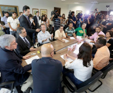 O Governo do Estado entregou nesta quinta-feira (20) uma proposta aos sindicatos dos servidores estaduais para colocar fim aos movimentos grevistas no serviço público. Em reunião no Palácio Iguaçu, foi apresentado um termo do acordo propondo a retirada do artigo 33 da mensagem 43, enviada para a Assembleia Legislativa no final de setembro.