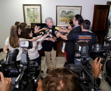 O Governo do Estado entregou nesta quinta-feira (20) uma proposta aos sindicatos dos servidores estaduais para colocar fim aos movimentos grevistas no serviço público. Em reunião no Palácio Iguaçu, foi apresentado um termo do acordo propondo a retirada do artigo 33 da mensagem 43, enviada para a Assembleia Legislativa no final de setembro.