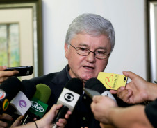 O Governo do Estado entregou nesta quinta-feira (20) uma proposta aos sindicatos dos servidores estaduais para colocar fim aos movimentos grevistas no serviço público. Em reunião no Palácio Iguaçu, foi apresentado um termo do acordo propondo a retirada do artigo 33 da mensagem 43, enviada para a Assembleia Legislativa no final de setembro.
