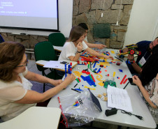 O curso, que começou na quinta-feira (20), tem duração de 20 horas que serão somadas ao plano de carreira dos profissionais, conforme o item três do programa Minha Escola Tem Ação (Meta), da Secretaria da Educação, que prevê a oferta de cursos para a formação continuada aos profissionais da educação aliados aos planos de ação da pasta.