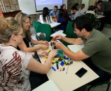 O curso, que começou na quinta-feira (20), tem duração de 20 horas que serão somadas ao plano de carreira dos profissionais, conforme o item três do programa Minha Escola Tem Ação (Meta), da Secretaria da Educação, que prevê a oferta de cursos para a formação continuada aos profissionais da educação aliados aos planos de ação da pasta.