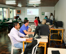 O curso, que começou na quinta-feira (20), tem duração de 20 horas que serão somadas ao plano de carreira dos profissionais, conforme o item três do programa Minha Escola Tem Ação (Meta), da Secretaria da Educação, que prevê a oferta de cursos para a formação continuada aos profissionais da educação aliados aos planos de ação da pasta.