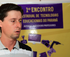 No Colégio Estadual João Ferreira Neves, em Palmital, (no centro do Estado), o professor do curso de informática, Marcelo Fernando Silvestre, desenvolve com cerca de 90 estudantes o projeto Arremesso de Celular, em que promove, uma vez por ano, atividades esportivas com materiais eletrônicos doados pela comunidade