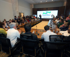 Um grupo de cerca de 300 pais, diretores, pedagogos, professores e integrantes de movimento sociais estiveram reunidos neste domingo (23), no Palácio Iguaçu, com representantes do Governo do Estado para reivindicar medidas para por fim às invasões das escolas públicas. Eles foram recebidos pelo chefe da Casa Civil, Valdir Rossoni, e pelos secretários Ana Seres (Educação), Wagner Mesquita (Segurança Pública) e Márcio Villela (Comunicação), além do procurador-geral do Estado, Paulo Rosso.