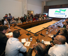 Um grupo de cerca de 300 pais, diretores, pedagogos, professores e integrantes de movimento sociais estiveram reunidos neste domingo (23), no Palácio Iguaçu, com representantes do Governo do Estado para reivindicar medidas para por fim às invasões das escolas públicas. Eles foram recebidos pelo chefe da Casa Civil, Valdir Rossoni, e pelos secretários Ana Seres (Educação), Wagner Mesquita (Segurança Pública) e Márcio Villela (Comunicação), além do procurador-geral do Estado, Paulo Rosso.