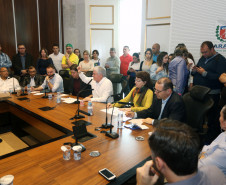 Um grupo de cerca de 300 pais, diretores, pedagogos, professores e integrantes de movimento sociais estiveram reunidos neste domingo (23), no Palácio Iguaçu, com representantes do Governo do Estado para reivindicar medidas para por fim às invasões das escolas públicas. Eles foram recebidos pelo chefe da Casa Civil, Valdir Rossoni, e pelos secretários Ana Seres (Educação), Wagner Mesquita (Segurança Pública) e Márcio Villela (Comunicação), além do procurador-geral do Estado, Paulo Rosso.