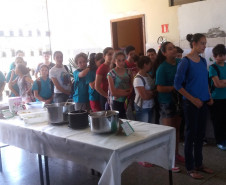 Os estudantes do Colégio Estadual do Campo Bituva da Campinas, Fernandes Pinheiro, Centro-Sul do Estado, estão participando de diversas atividades sobre a importância da educação alimentar. Durante este mês, a escola promove ações para comemorar o Dia Mundial da Alimentação (16 de outubro) e o Dia da Merendeira (30 de outubro).