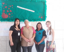 Os estudantes do Colégio Estadual do Campo Bituva da Campinas, Fernandes Pinheiro, Centro-Sul do Estado, estão participando de diversas atividades sobre a importância da educação alimentar. Durante este mês, a escola promove ações para comemorar o Dia Mundial da Alimentação (16 de outubro) e o Dia da Merendeira (30 de outubro).
