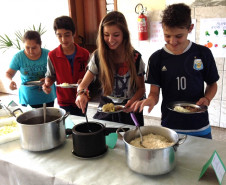 Os estudantes do Colégio Estadual do Campo Bituva da Campinas, Fernandes Pinheiro, Centro-Sul do Estado, estão participando de diversas atividades sobre a importância da educação alimentar. Durante este mês, a escola promove ações para comemorar o Dia Mundial da Alimentação (16 de outubro) e o Dia da Merendeira (30 de outubro).