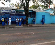 Em Cascavel, no Oeste, pais e responsáveis contrários acompanham as aulas nos períodos diurno e noturno para impedir que o Colégio Estadual Marilis Piroteli seja ocupado novamente e as atividades interrompidas