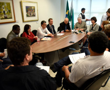 O Governo do Estado reafirmou nesta quarta-feira (26) a disposição para o diálogo com servidores e reabriu as negociações sobre questões salariais do funcionalismo e o encerramento das greves.