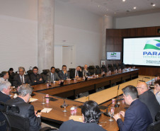 O chefe da Casa Civil do Governo do Estado, Valdir Rossoni, se reuniu na noite de segunda-feira (31) com representantes do Ministério Público do Paraná, da Ordem dos Advogados do Brasil (OAB-PR) e da Defensoria Pública para discutir soluções para as ocupações de escolas da rede estadual.
