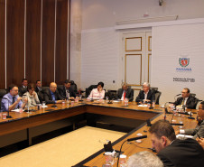 O chefe da Casa Civil do Governo do Estado, Valdir Rossoni, se reuniu na noite de segunda-feira (31) com representantes do Ministério Público do Paraná, da Ordem dos Advogados do Brasil (OAB-PR) e da Defensoria Pública para discutir soluções para as ocupações de escolas da rede estadual.