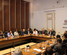 O chefe da Casa Civil do Governo do Estado, Valdir Rossoni, se reuniu na noite de segunda-feira (31) com representantes do Ministério Público do Paraná, da Ordem dos Advogados do Brasil (OAB-PR) e da Defensoria Pública para discutir soluções para as ocupações de escolas da rede estadual.