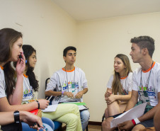 O Paraná terá duas representantes na final da 5° edição da Olimpíada Brasileira de Língua Portuguesa “Escrevendo o Futuro”, que acontecerá em Brasília nos dias 13 e 14 de dezembro. As estudantes Crislaine Letícia Vereta, de 17 anos, e Giovana Gomes Porn, 16 anos, vão representar a rede estadual de ensino na categoria de artigos de opinião.