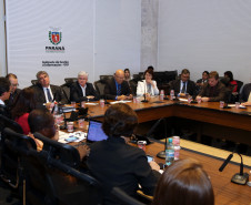 Cálculos apresentados pelo Governo do Estado, durante reunião com sindicatos de servidores, nesta segunda-feira (07), mostram que, mesmo sem reajuste em 2017, o funcionalismo terá ganho real por meio do pagamento de promoções e progressões previstas. Durante a reunião, o secretário da Fazenda, Mauro Ricardo, e o chefe da Casa Civil, Valdir Rossoni, falaram sobre as finanças estaduais e a ressaltaram a importância de o Paraná manter o equilíbrio financeiro.