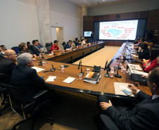 Cálculos apresentados pelo Governo do Estado, durante reunião com sindicatos de servidores, nesta segunda-feira (07), mostram que, mesmo sem reajuste em 2017, o funcionalismo terá ganho real por meio do pagamento de promoções e progressões previstas. Durante a reunião, o secretário da Fazenda, Mauro Ricardo, e o chefe da Casa Civil, Valdir Rossoni, falaram sobre as finanças estaduais e a ressaltaram a importância de o Paraná manter o equilíbrio financeiro.