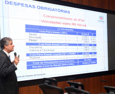 Cálculos apresentados pelo Governo do Estado, durante reunião com sindicatos de servidores, nesta segunda-feira (07), mostram que, mesmo sem reajuste em 2017, o funcionalismo terá ganho real por meio do pagamento de promoções e progressões previstas. Durante a reunião, o secretário da Fazenda, Mauro Ricardo, e o chefe da Casa Civil, Valdir Rossoni, falaram sobre as finanças estaduais e a ressaltaram a importância de o Paraná manter o equilíbrio financeiro.