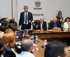 Cálculos apresentados pelo Governo do Estado, durante reunião com sindicatos de servidores, nesta segunda-feira (07), mostram que, mesmo sem reajuste em 2017, o funcionalismo terá ganho real por meio do pagamento de promoções e progressões previstas. Durante a reunião, o secretário da Fazenda, Mauro Ricardo, e o chefe da Casa Civil, Valdir Rossoni, falaram sobre as finanças estaduais e a ressaltaram a importância de o Paraná manter o equilíbrio financeiro.