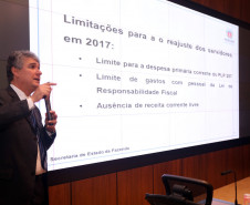 Cálculos apresentados pelo Governo do Estado, durante reunião com sindicatos de servidores, nesta segunda-feira (07), mostram que, mesmo sem reajuste em 2017, o funcionalismo terá ganho real por meio do pagamento de promoções e progressões previstas. Durante a reunião, o secretário da Fazenda, Mauro Ricardo, e o chefe da Casa Civil, Valdir Rossoni, falaram sobre as finanças estaduais e a ressaltaram a importância de o Paraná manter o equilíbrio financeiro.