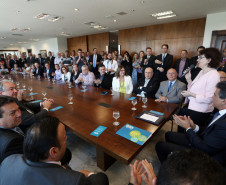 O governador Beto Richa autorizou nesta terça-feira (8), em solenidade com a presença dos 32 chefes de Núcleos Regionais de Educação, estudantes e diretores de escolas, o início dos repasses de recurso para as escolas selecionadas no programa Escola 1000. São R$ 100 milhões do orçamento do Estado, divididos entre mil colégios estaduais de todas as regiões do Paraná.