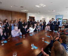 O governador Beto Richa autorizou nesta terça-feira (8), em solenidade com a presença dos 32 chefes de Núcleos Regionais de Educação, estudantes e diretores de escolas, o início dos repasses de recurso para as escolas selecionadas no programa Escola 1000. São R$ 100 milhões do orçamento do Estado, divididos entre mil colégios estaduais de todas as regiões do Paraná.