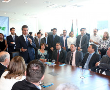 O governador Beto Richa autorizou nesta terça-feira (8), em solenidade com a presença dos 32 chefes de Núcleos Regionais de Educação, estudantes e diretores de escolas, o início dos repasses de recurso para as escolas selecionadas no programa Escola 1000. São R$ 100 milhões do orçamento do Estado, divididos entre mil colégios estaduais de todas as regiões do Paraná.