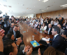 O governador Beto Richa autorizou nesta terça-feira (8), em solenidade com a presença dos 32 chefes de Núcleos Regionais de Educação, estudantes e diretores de escolas, o início dos repasses de recurso para as escolas selecionadas no programa Escola 1000. São R$ 100 milhões do orçamento do Estado, divididos entre mil colégios estaduais de todas as regiões do Paraná.